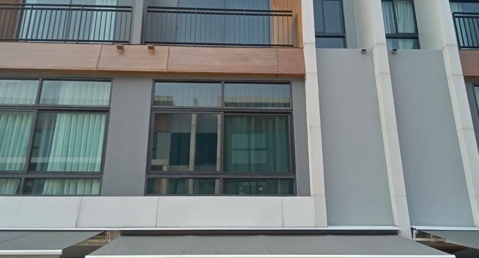 For sale 3 bedrooms townhouse in Suan Luang, Bangkok