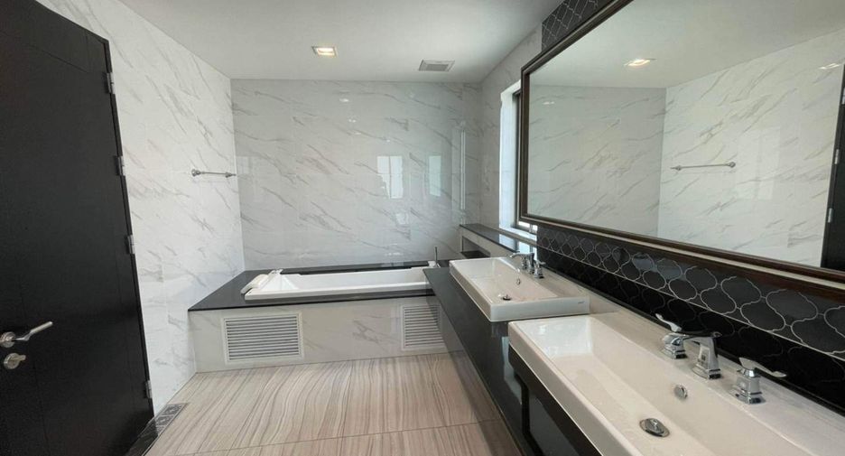 For sale 4 bedrooms house in Lat Krabang, Bangkok