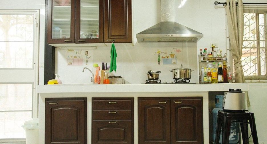 For sale 4 bedrooms house in Mueang Chanthaburi, Chanthaburi