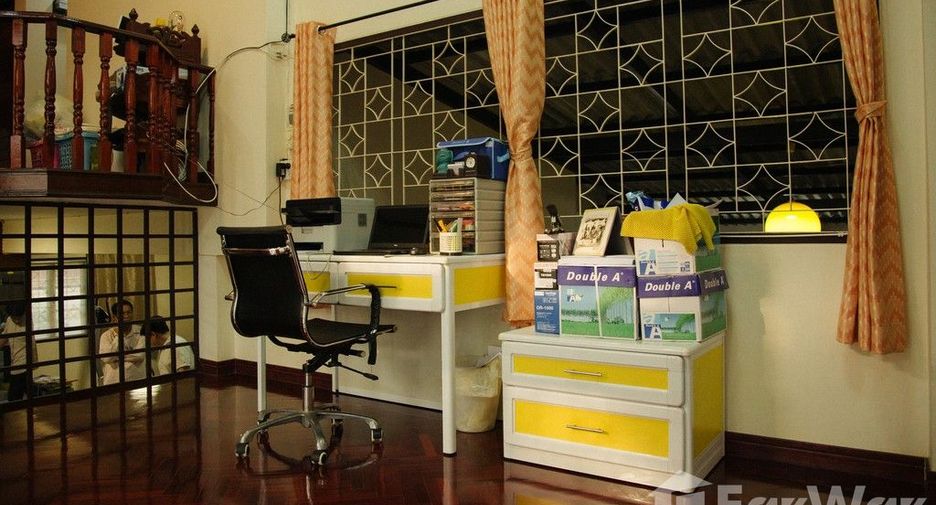 For sale 4 bedrooms house in Mueang Chanthaburi, Chanthaburi