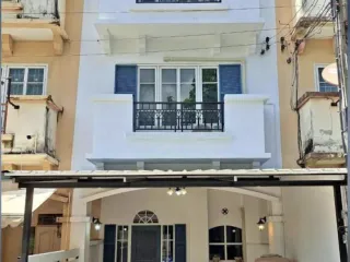 出租 7 卧室 联排别墅 在 Mueang Nonthaburi, Nonthaburi