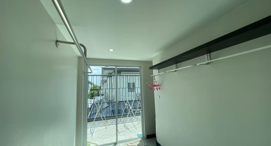 For sale 4 bedrooms house in Khan Na Yao, Bangkok