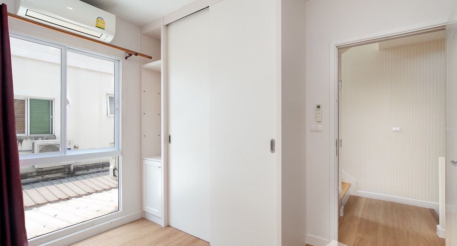 For sale 3 ベッドルーム townhouse in Chom Thong, Bangkok