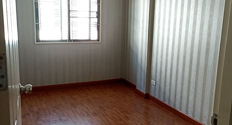 For sale 4 bedrooms townhouse in Mueang Pathum Thani, Pathum Thani