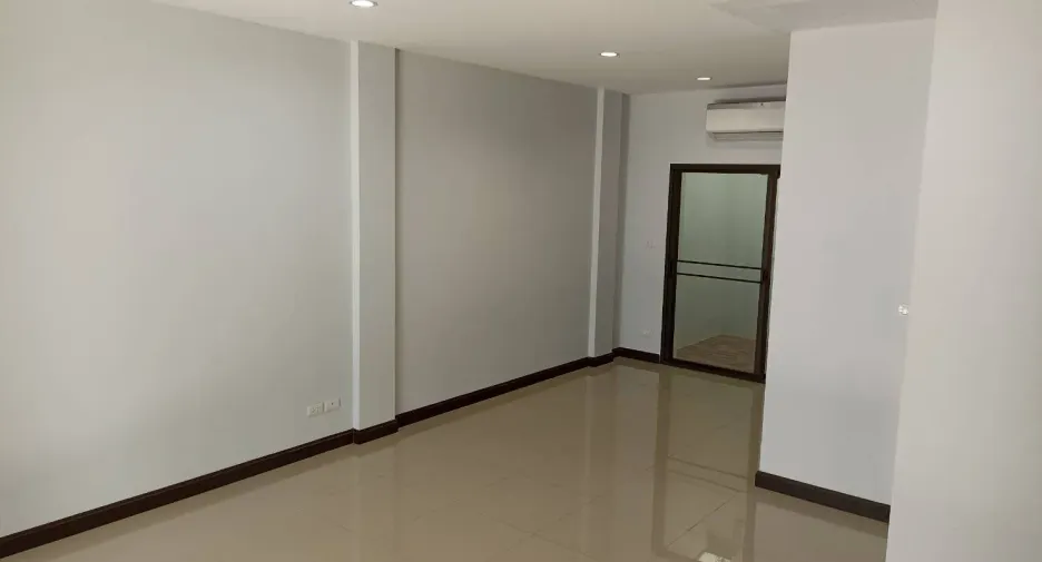 For sale 4 bedrooms townhouse in Mueang Pathum Thani, Pathum Thani