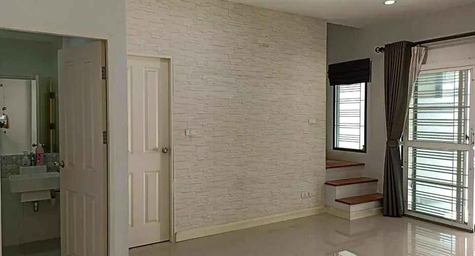 For sale 4 bedrooms townhouse in Mueang Pathum Thani, Pathum Thani