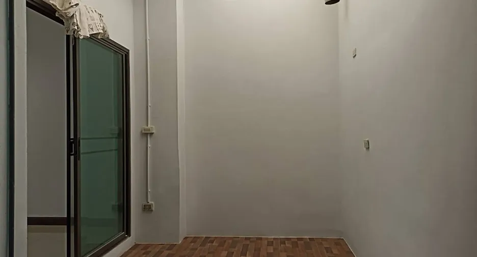 For sale 4 bedrooms townhouse in Mueang Pathum Thani, Pathum Thani
