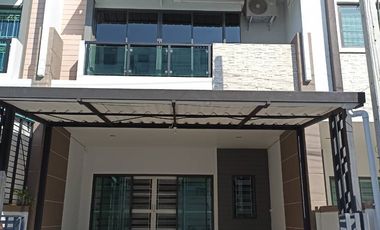 For sale 4 bedrooms townhouse in Mueang Pathum Thani, Pathum Thani