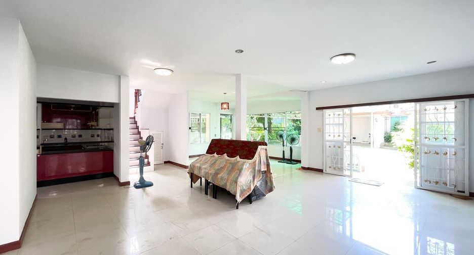 Haus zum Kauf mit 7 Zimmer in Lat Phrao, Bangkok