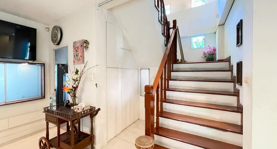 Haus zum Kauf mit 7 Zimmer in Lat Phrao, Bangkok