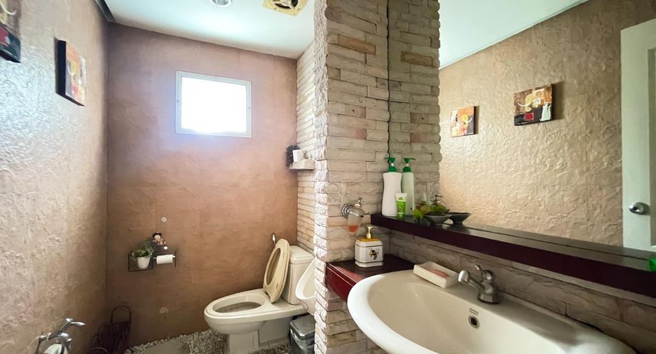 Haus zum Kauf mit 7 Zimmer in Lat Phrao, Bangkok