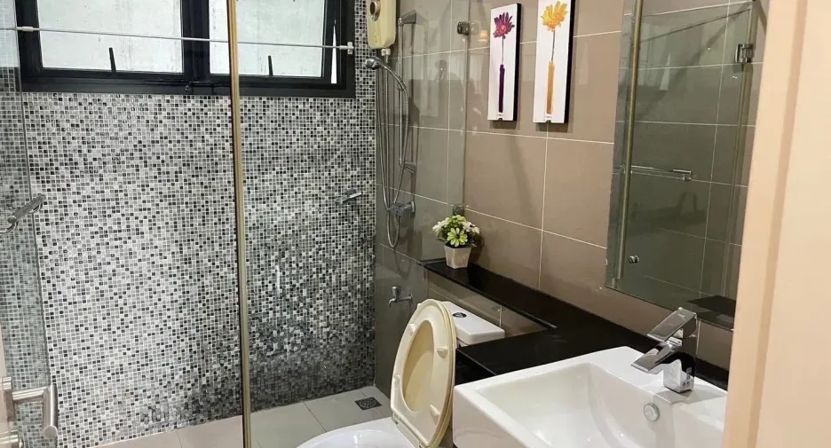 For rent 5 bedrooms house in Mueang Nonthaburi, Nonthaburi