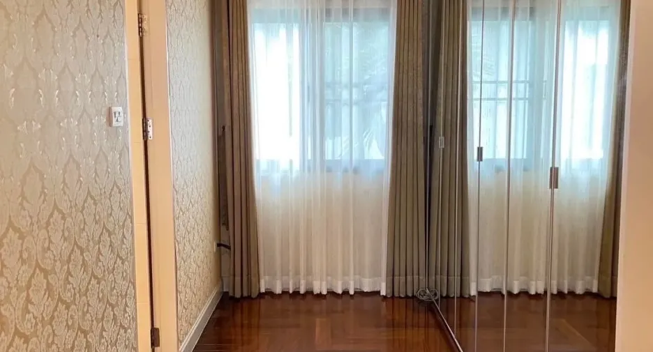 For rent 5 bedrooms house in Mueang Nonthaburi, Nonthaburi