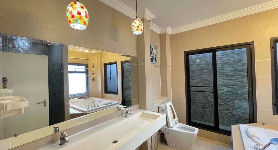 For rent 5 bedrooms house in Mueang Nonthaburi, Nonthaburi