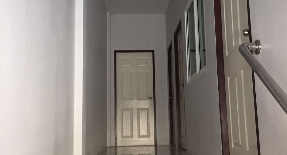 出售 1 卧室 联排别墅 在 Phanat Nikhom, Chon Buri