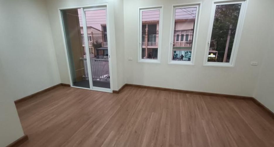 出租 4 卧室 联排别墅 在 Sai Noi, Nonthaburi