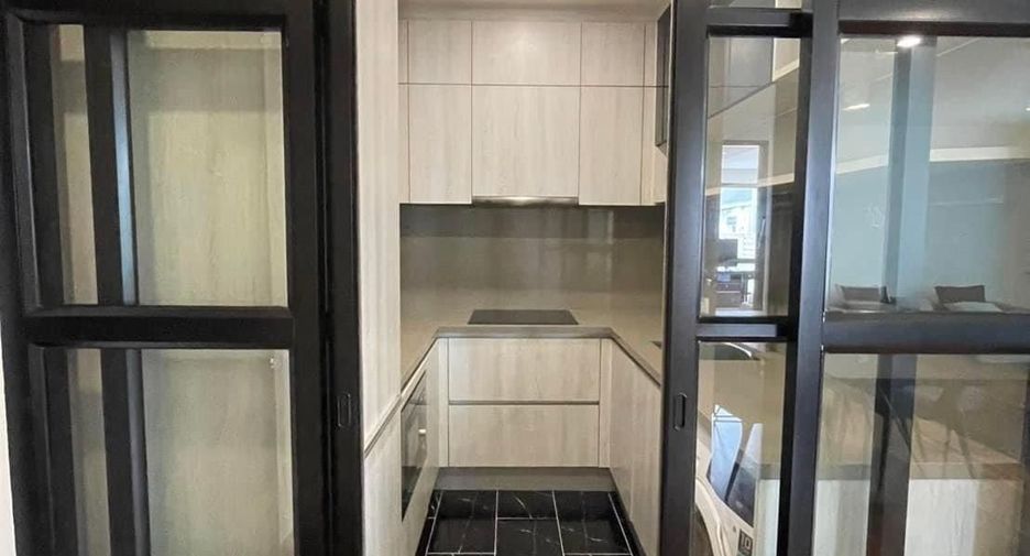 For sale 3 bedrooms condo in Khlong Toei, Bangkok