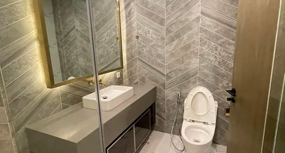 For sale 3 bedrooms condo in Khlong Toei, Bangkok