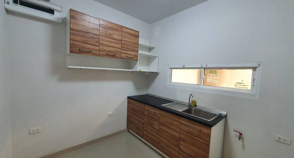 Casa adosada en venta de 3 habitaciones en Khlong Sam Wa, Bangkok