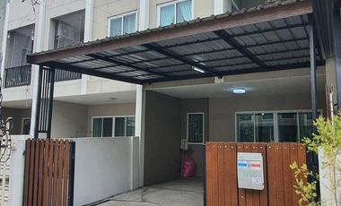 Casa adosada en venta de 3 habitaciones en Khlong Sam Wa, Bangkok