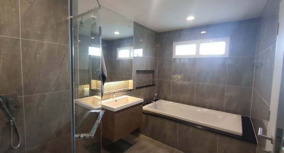 For sale 4 bedrooms house in Khlong Sam Wa, Bangkok