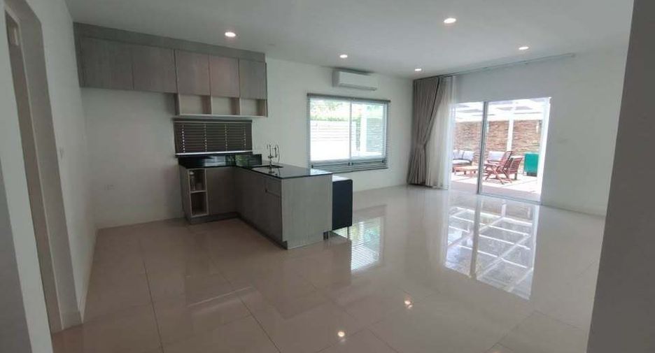 For sale 4 bedrooms house in Khlong Sam Wa, Bangkok