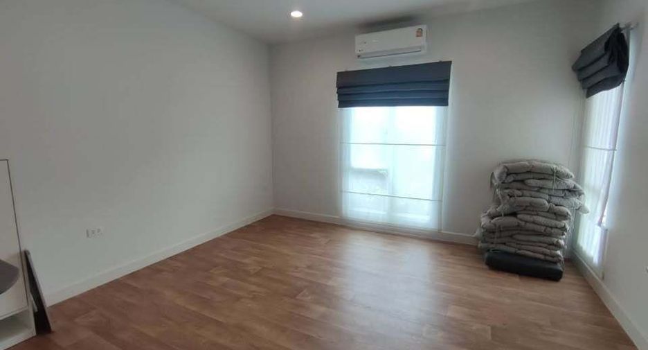 For sale 4 bedrooms house in Khlong Sam Wa, Bangkok