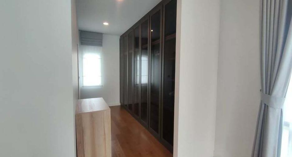 For sale 4 bedrooms house in Khlong Sam Wa, Bangkok