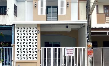 À vendre 2 chambres maison de ville à Thanyaburi, Pathum Thani