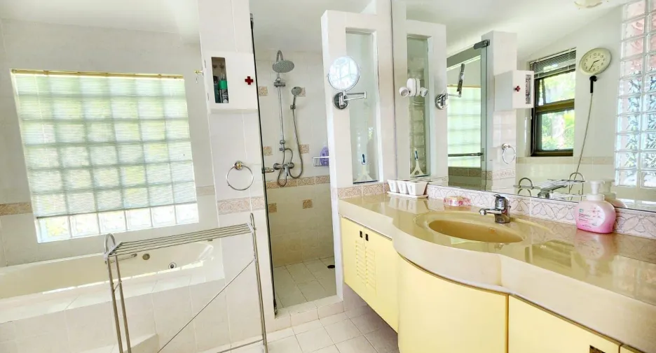 Haus zum Kauf mit 5 Zimmer in Mueang Phuket, Phuket