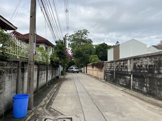 出售 土地 在 Phra Khanong, 曼谷