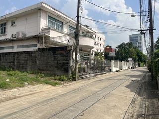 出售 土地 在 Phra Khanong, 曼谷