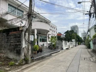 出售 土地 在 Phra Khanong, 曼谷