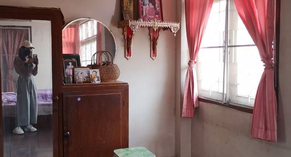 For sale 4 bedrooms house in Sawankhalok, Sukhothai