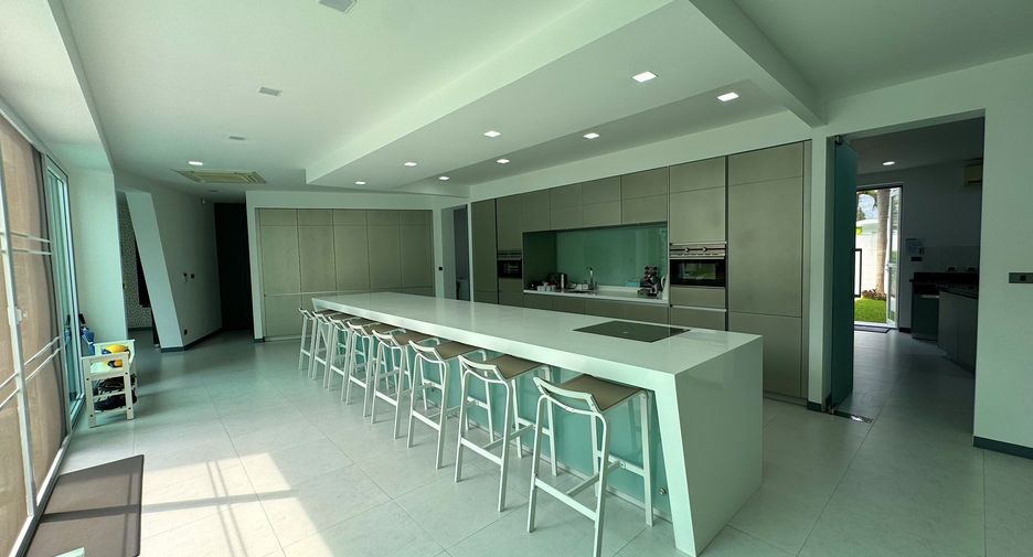 For rent 5 bedrooms villa in Mueang Phuket, Phuket