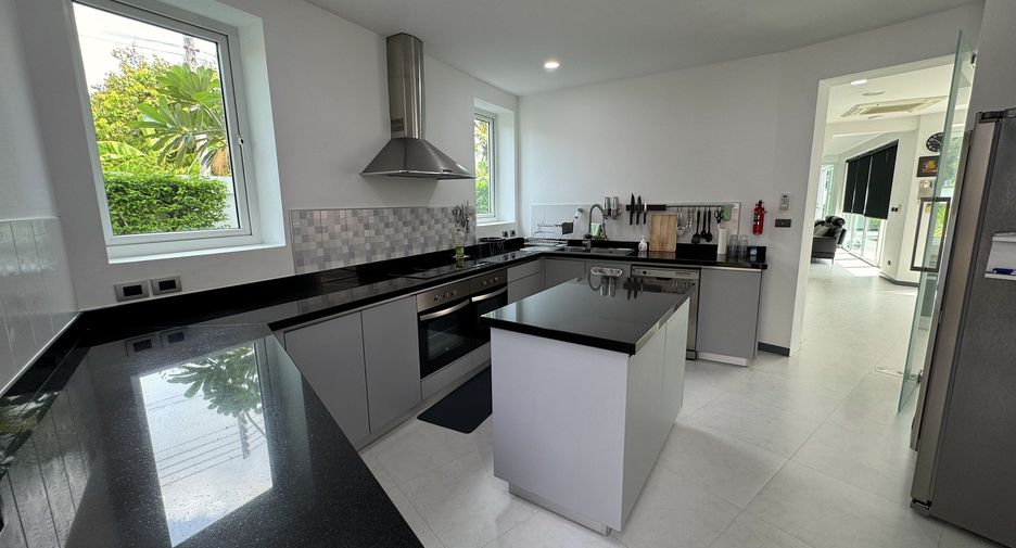 For rent 5 bedrooms villa in Mueang Phuket, Phuket