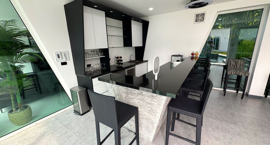 For rent 5 bedrooms villa in Mueang Phuket, Phuket