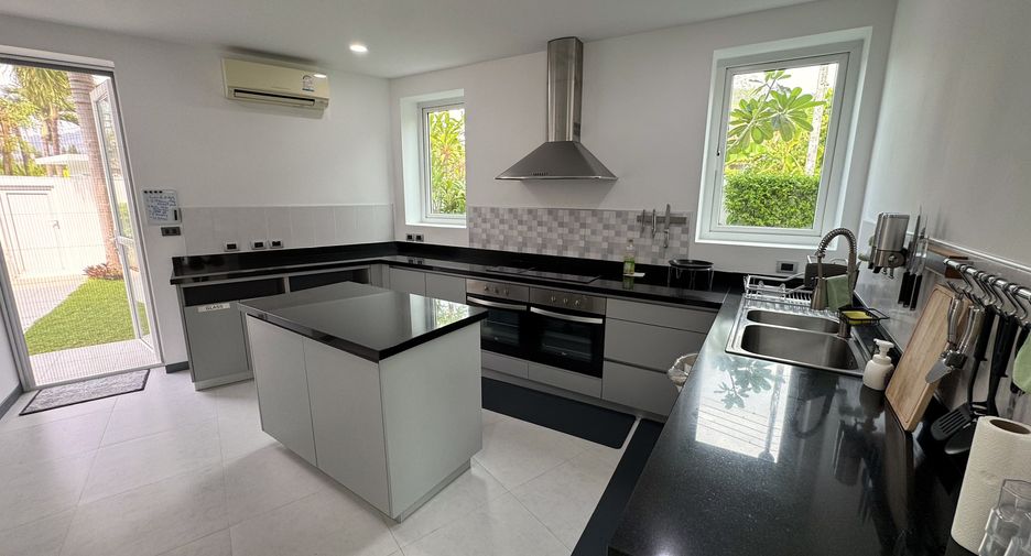 For rent 5 bedrooms villa in Mueang Phuket, Phuket