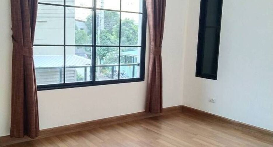 For sale 3 bedrooms townhouse in Prawet, Bangkok