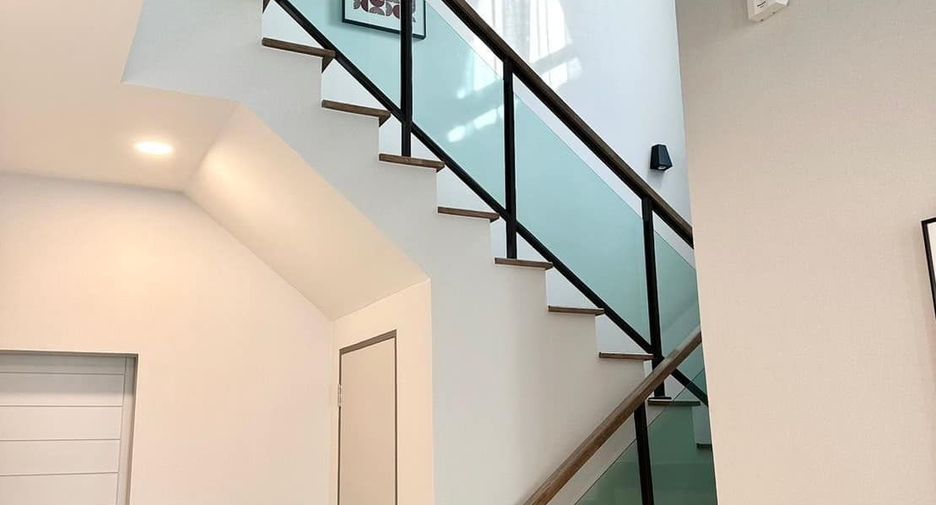 Casa en venta y en alquiler de 5 habitaciones en Bang Phli, Samut Prakan