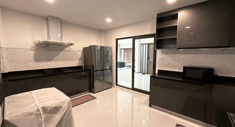 Casa en venta y en alquiler de 5 habitaciones en Bang Phli, Samut Prakan