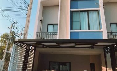 For sale 3 bedrooms townhouse in Bang Khen, Bangkok