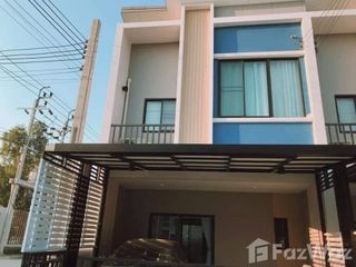 Casa adosada en venta de 3 habitaciones en Bang Khen, Bangkok