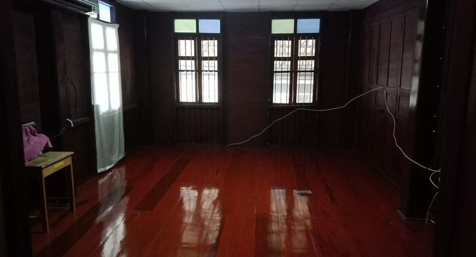 À vendre et à louer 4 chambres maison à Mueang Uthai Thani, Uthai Thani