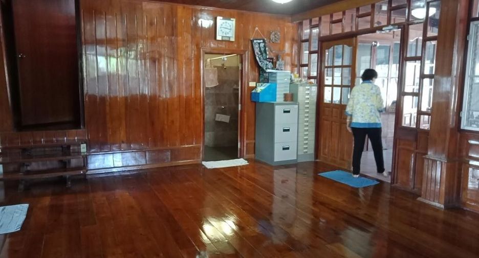 À vendre et à louer 4 chambres maison à Mueang Uthai Thani, Uthai Thani