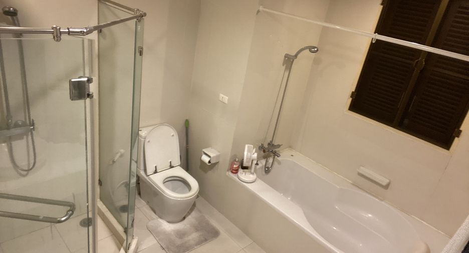 For sale 2 bedrooms condo in Huai Khwang, Bangkok