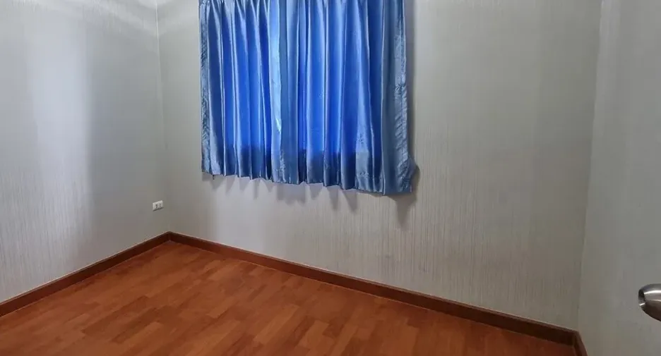 À vendre et à louer 4 chambres maison de ville à Krathum Baen, Samut Sakhon