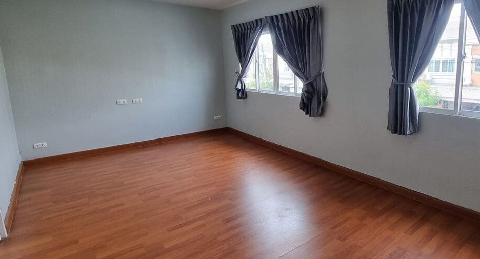 À vendre et à louer 4 chambres maison de ville à Krathum Baen, Samut Sakhon