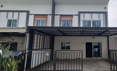 Casa adosada en venta y en alquiler de 4 habitaciones en Krathum Baen, Samut Sakhon