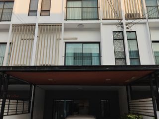 For sale 3 bedrooms townhouse in Saphan Sung, Bangkok